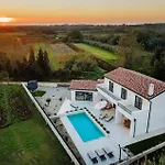 Luxurious In בית נופש